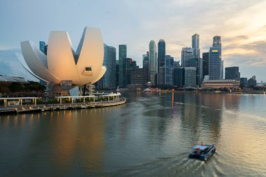Singapur iş bölgesi silueti ve Singapur gökdelen içinde 