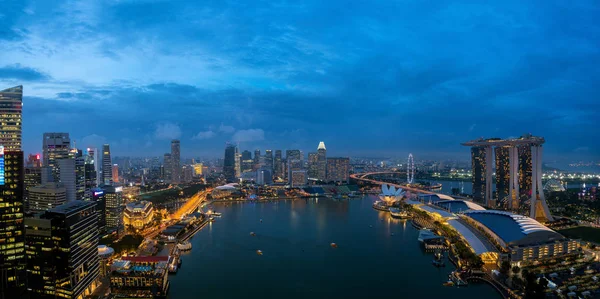 Aerial view of Singapore business district and city at night in — Stock Photo, Image