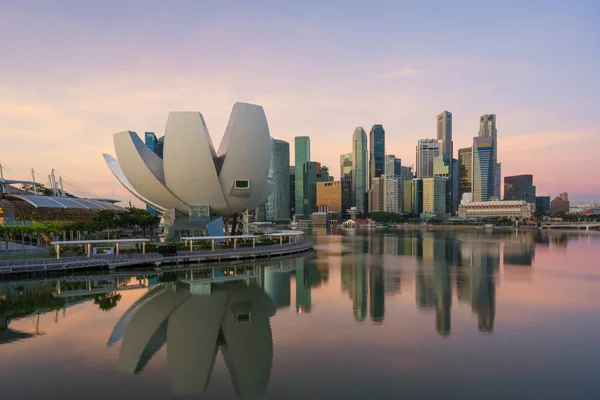 Singapore business district skyline in de nacht op Marina Bay, Sing — Stockfoto