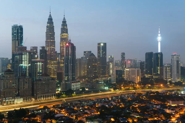 De skyline van Kuala Lumpur en wolkenkrabber met snelweg weg 's nachts ik — Stockfoto