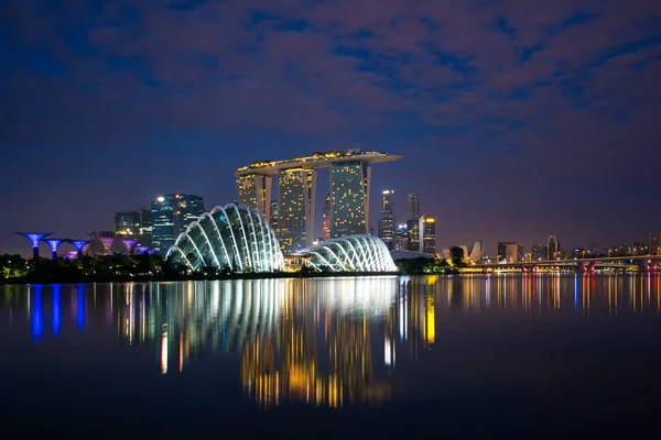 El horizonte del distrito financiero de Singapur antes del amanecer en Marina Bay —  Fotos de Stock