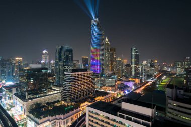 Gökdelen Bangkok Thail iş İlçesi'nde gece görünümü