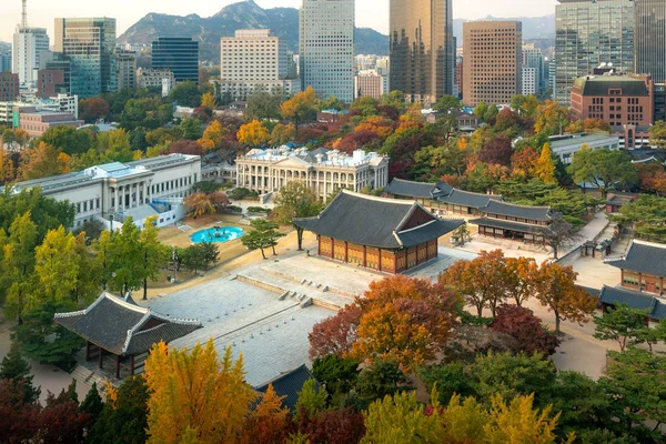 Palácio Deoksugung e cidade de Seul na temporada de outono em Seul, Sout — Fotografia de Stock