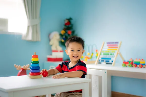 Entzückende asiatische Kleinkind Baby Junge sitzt auf Stuhl und spielen Witz — Stockfoto