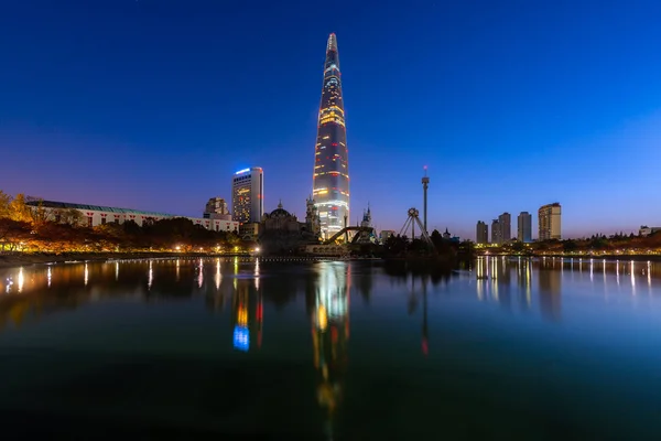 Crepúsculo pôr do sol em Seokchon Lake com a cidade em Seul, Coréia do Sul — Fotografia de Stock