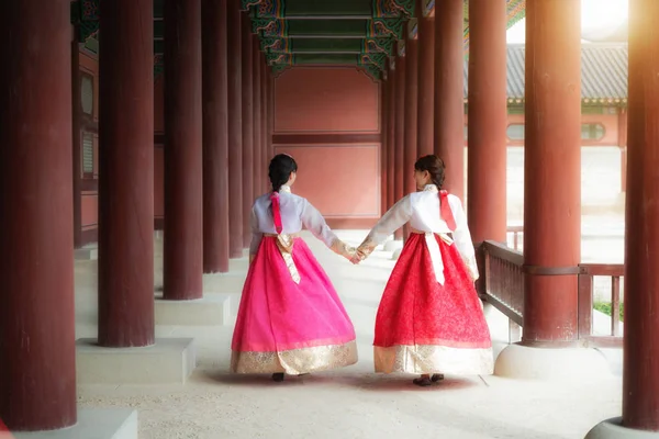 Asyalı Koreli kadın Hanbok ben yürüme geleneksel elbise giymiş. — Stok fotoğraf