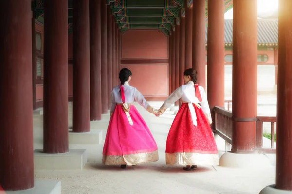 Asyalı Koreli kadın Hanbok ben yürüme geleneksel elbise giymiş.