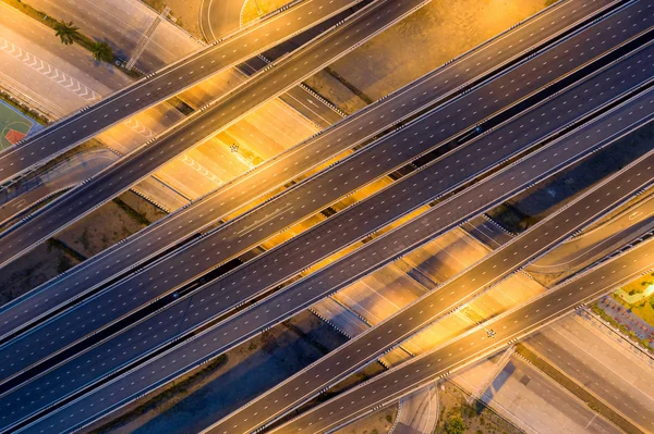 Luchtfoto van meerlevel verhoogde snelweg Junction Highway pas — Stockfoto
