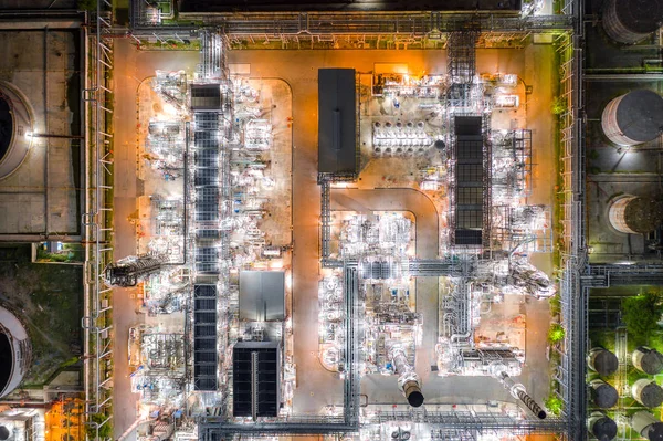 Luchtfoto van olie en gas industrie - raffinaderij in schemerlicht — Stockfoto