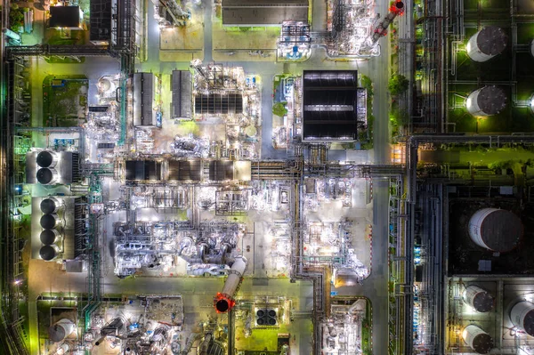 Vista aérea de la industria del petróleo y el gas - refinería al atardecer — Foto de Stock