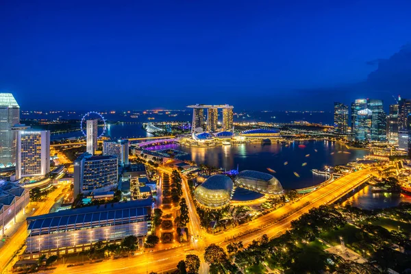 Vista aérea del distrito de negocios y la ciudad de Singapur en el crepúsculo —  Fotos de Stock