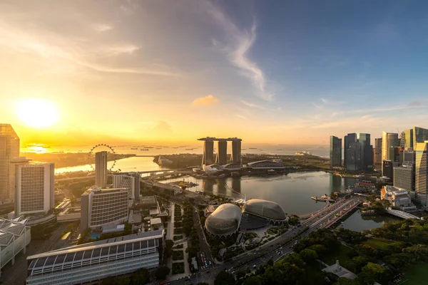 Vista aérea del distrito de negocios y la ciudad de Singapur durante sunri —  Fotos de Stock