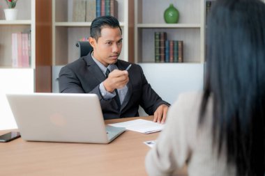 İş görüşmesi, Asya işadamı Yöneticisi dinlemek için aday ans