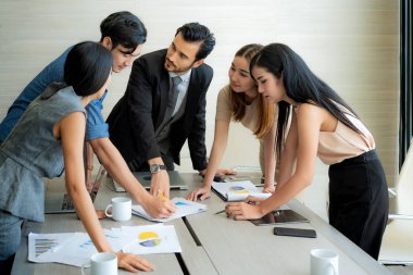 Akıllı Yöneticisi proje ekibine iç toplantı açıklayan