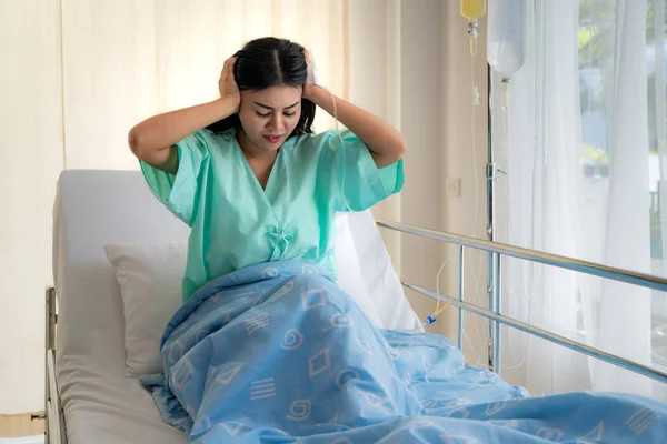 Asiatique jeune femme patients couchés dans la chambre. Patients asiatiques avaient — Photo