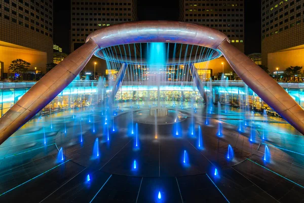 Brunnenshow am Brunnen des Reichtums suntec Turm in Singapore. f — Stockfoto