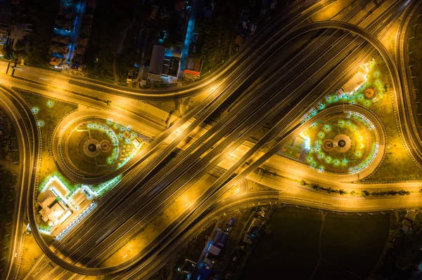 Luchtfoto van de knooppunten op de snelweg. Brug wegen vorm nummer 8 of — Stockfoto