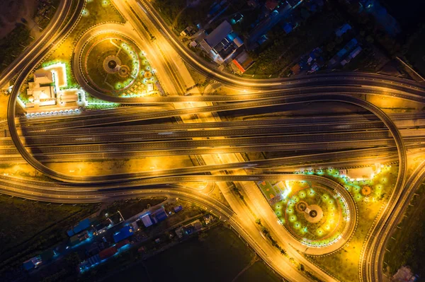 Luchtfoto van de knooppunten op de snelweg. Brug wegen vorm nummer 8 of — Stockfoto