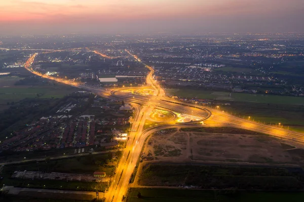 Pemandangan udara dari persimpangan jalan raya. Jembatan jalan bentuk nomor 8 atau — Stok Foto