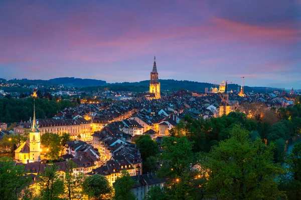 Bern şehir manzarası ile dramatik bir gök Bern, İsviçre — Stok fotoğraf