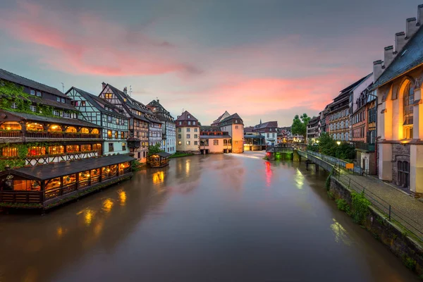 Pittoreska timrade husen av Petite France i Strasbourg. F — Stockfoto