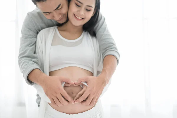 Asiatiska vacker gravid kvinna och hennes stiliga make kramas — Stockfoto