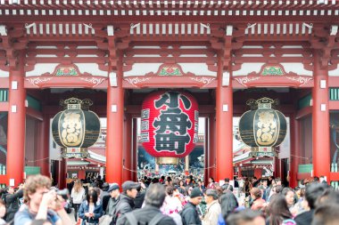 Sensoji tapınak tanımsız turist. D Asakusa Sensoji Tapınağı