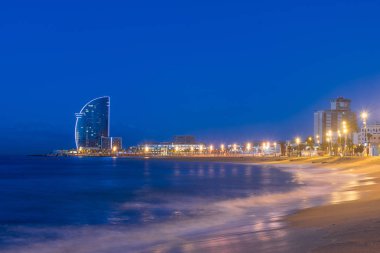 Barcelona Beach görünümünde Barcelo sahil boyunca yaz gecesi