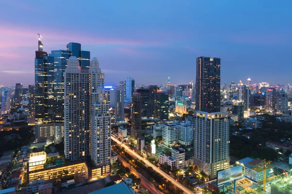 Modern gebouw in de zakenwijk van Bangkok op Bangkok stad wit — Stockfoto