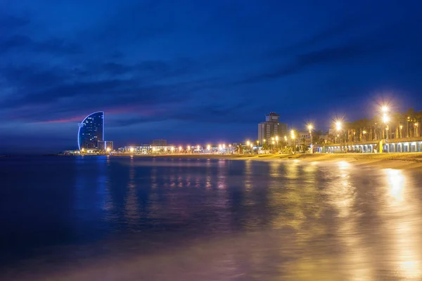 Barcelona strand in de zomernacht langs de kust in Barcelona, Spai — Stockfoto