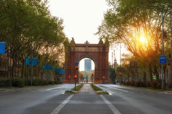 Bacelona Arc de triomf tijdens zonsopgang in de stad Barcelona i — Stockfoto