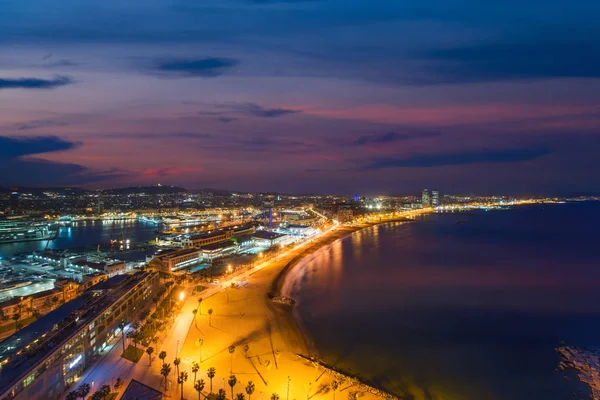 Widok na plaży w Barcelonie w letnią noc wzdłuż nadmorskiej w — Zdjęcie stockowe