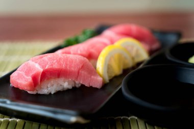 Otoro tuna suşi Japon sos ve gr ile birlikte siyah plaka üzerinde