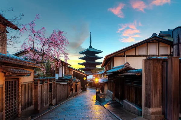 Yasaka Pagoda și Sannen Zaka Street cu flori de cireșe în — Fotografie, imagine de stoc