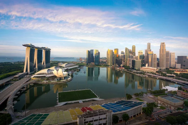 Singapurská cityma za soumraku. Krajina singapurského obchodního hypertextových — Stock fotografie