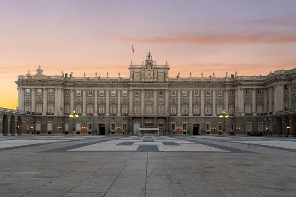 Koninklijk Paleis van Madrid in een prachtige zomerdag bij zonsondergang in Madri — Stockfoto