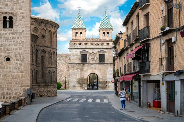 Puerta de Bisagra of Alfonso VI Poort in Toledo, Spanje. — Stockfoto