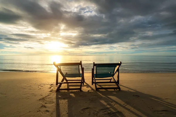 Dva křesílk na pláži při západu slunce a v tropickém moři — Stock fotografie