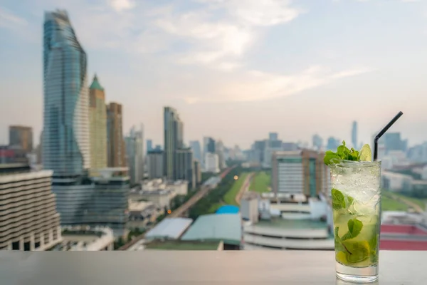 Mojito koktejl na stole v střešní bar s Bangkok city view p — Stock fotografie