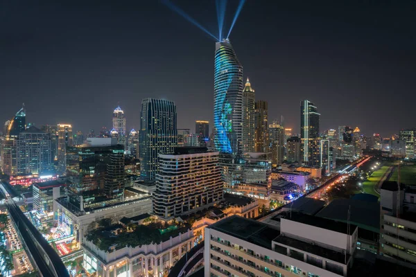 Nacht uitzicht met wolkenkrabber in de zakenwijk in Bangkok Thail — Stockfoto