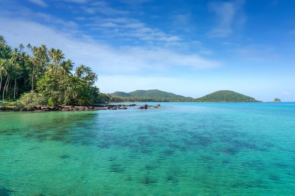 Exótico paisaje de playa tropical para fondo o fondo de pantalla. Des — Foto de Stock