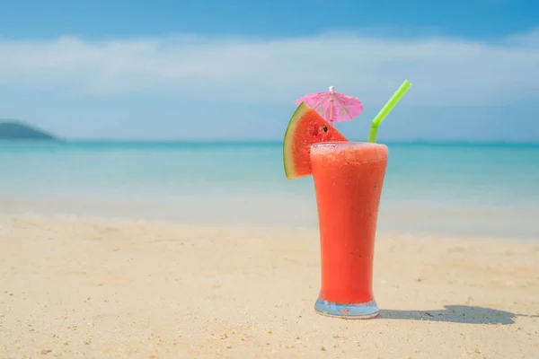 Wassermelonen-Cocktail am blauen tropischen Sommerstrand in Phuket, tha — Stockfoto