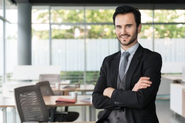Mutlu iş adamı ofis geçti kolları ile ayakta.