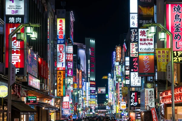 Tokyo, Japonya - 3 Nisan 2017: Shinjuku gece hayatı. Shinjuku ben