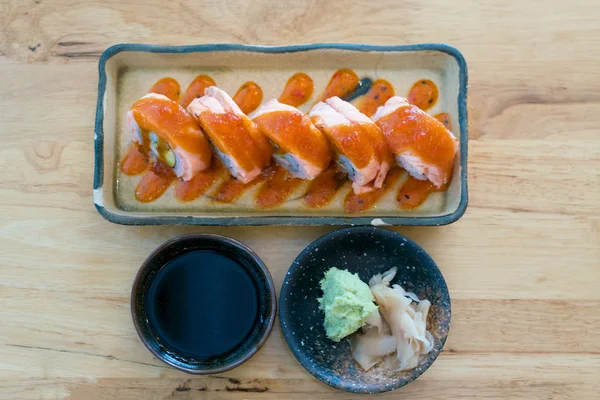 Vista dall'alto del Philadelphia roll sushi con salmone, gamberetti, avocado , — Foto Stock