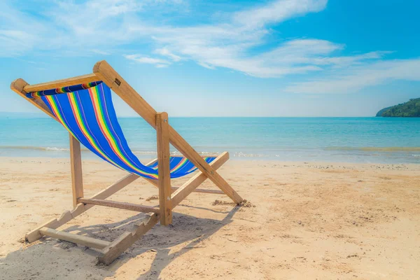 Una silla de playa en la arena blanca con cielo azul y mar de verano — Foto de Stock
