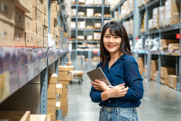 Young asian woman auditor or trainee staff work looking up and c — Stock Photo, Image