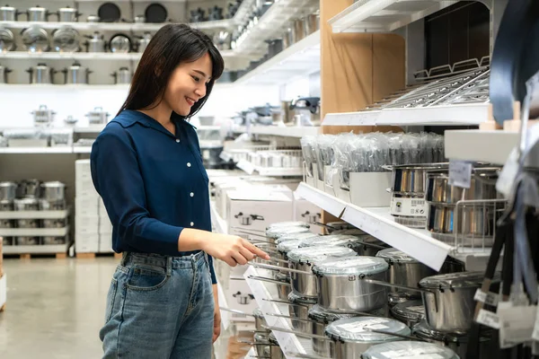아시아 여성들은 쇼핑몰에서 새로운 주방용품을 구입하기로 결정했습니다. 쇼 — 스톡 사진