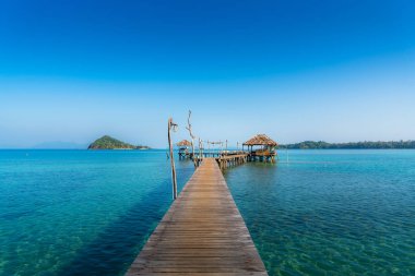Trat, tha at Koh Mak açık gökyüzü ile deniz ve kulübe ahşap bar