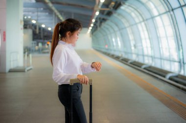 Güzel genç Asya işkadını gezgin seyir saat içinde ha